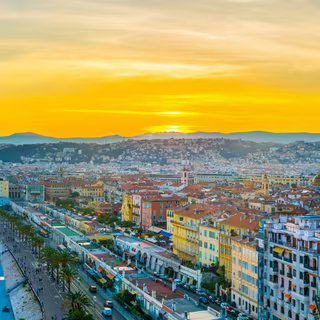 Les océans viennent de franchir un seuil inquiétant : les chercheurs parlent de « terrain inconnu » 2 La ville de Nice subit de plein fouet les effets des canicules marines. © dudlajzov, Adobe Stock